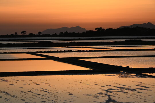 Tramonto infuocato  siciliano sulle saline di Trapani