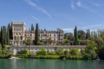 Obraz premium Blick auf die Isola del Garda
