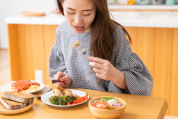 食事をする女性