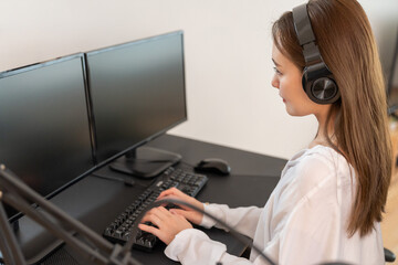 パソコンで編集作業をする女性