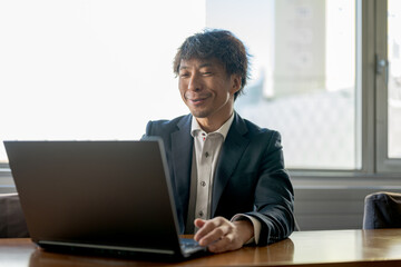 バリバリ働くビジネスマン