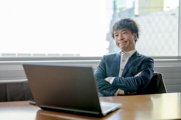 画面の話を聞くビジネスマン