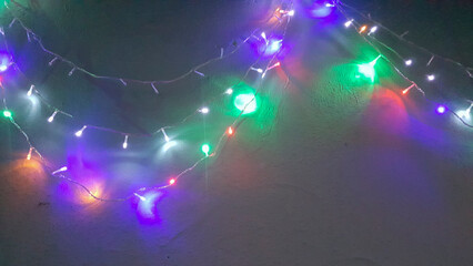 Decoração de natal com lâmpadas coloridas, com predominância de cores azul e verde.  © Jorge F. Filho