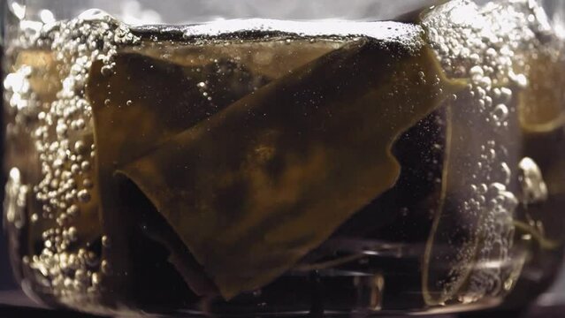 투명한 냄비에 다시마를 쌂아내면서 기포가 올라오는 