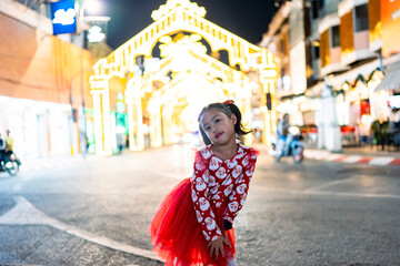 Fototapeta premium child in city with Christmas lights