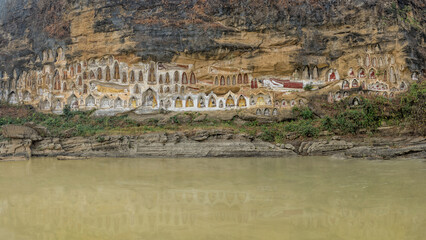 Obraz premium Akauk Taung 1000 Buddha images carved into cliffside at PYAY. Myanmar