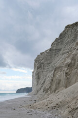 真っ白な絶壁が続く新島の白ママ断崖
