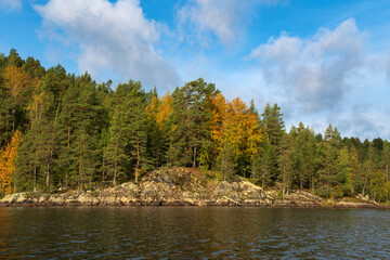 Obraz premium Lake Ladoga near the village Lumivaara on a sunny autumn day, Ladoga skerries, Lakhdenpokhya, Republic of Karelia, Russia