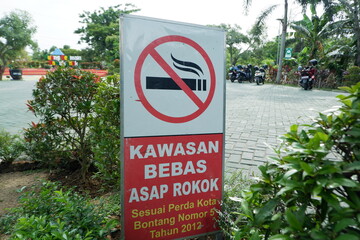 warning sign entering the no smoking area in the park