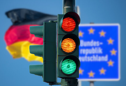Eine Ampel und Flagge von Deutschland	