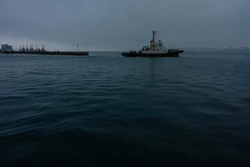 曇る朝に岸壁を離れるボート20220425
