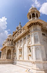 Obraz premium Architecture view of Jaswant Thada Cenotaph made with white marble in jodhpur built in 1899.