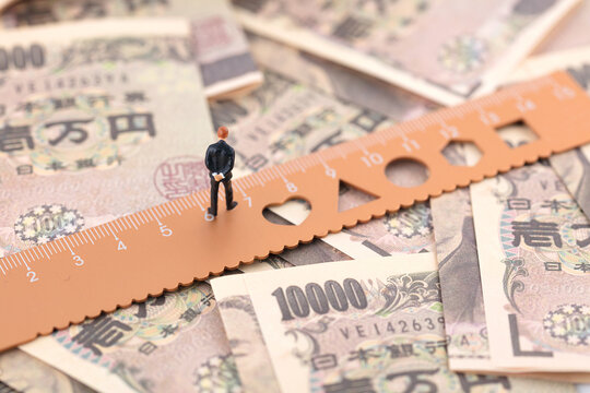 Rulers and merchants on miniature creative money