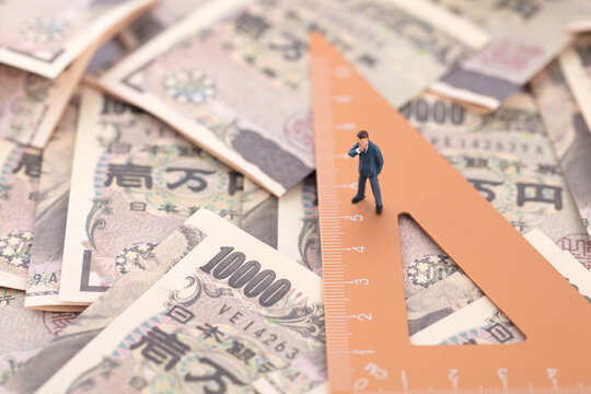 Rulers and merchants on miniature creative money