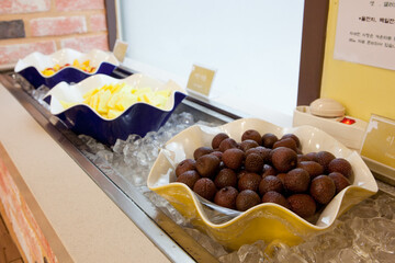 the fruit in the bowl