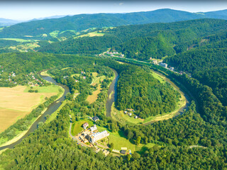 Lot nad Łopatą Polską w Żegiestowie-Zdroju latem. Piękny, letni krajobraz. © rogozinski