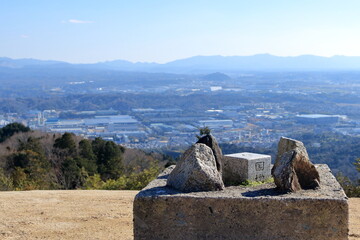 滋賀県　十二坊の標石と眼下の風景