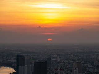 Obraz premium sunset over the city