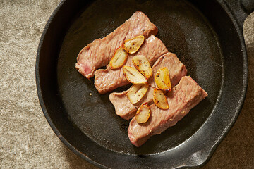 Grilled beef with garlic