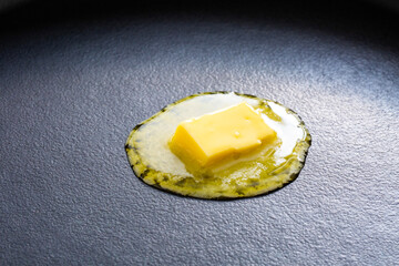 溶けるバター、料理、テフロンのフライパン