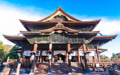 Fototapeta premium 秋晴れの朝 国宝善光寺本堂（長野県長野市）