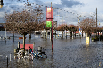Hochwasser an der Rheinpromenade in Bad Honnef am 26.12.2023