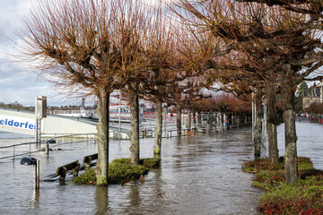 Hochwasser an der Rheinpromenade in Bad Honnef am 26.12.2023