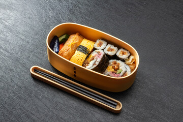 すしべんとう　bento box with sushi rolls