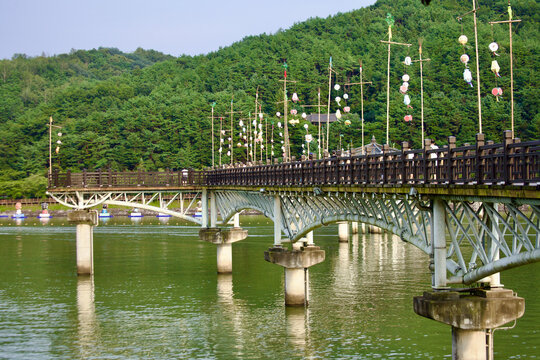 Northern View of Woryeong Bridge with Lanterns