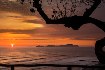 At sunset, Miraflores offers stunning views of the ocean, cliffs, and the vibrant colors in the sky. One of the most iconic places to enjoy the sunset in Miraflores is the Malecón de Miraflores.