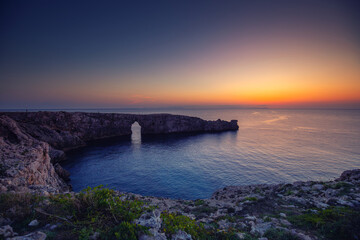 Krajobraz morski, piękny zachód słońca i klify, wyspa Minorka (Menorca), Hiszpania	