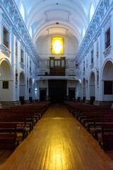 Interior de la Iglesia de los jesuitas en Toledo, España