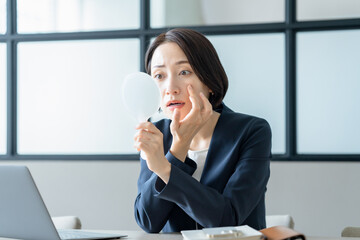 多忙で肌荒れを気にする女性