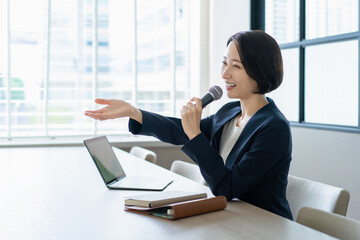 プレゼンする女性