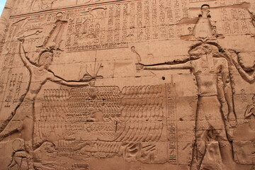 Bas relief bien conservés de pharaon à la guerre ,mur extérieur du temple de Knoum , Esna (Egypte, désensablé récemment)
