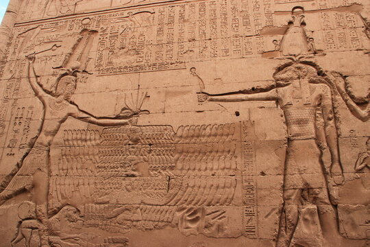 Bas relief bien conserv&eacute;s de pharaon &agrave; la guerre ,mur ext&eacute;rieur du temple de Knoum , Esna (Egypte, d&eacute;sensabl&eacute; r&eacute;cemment)