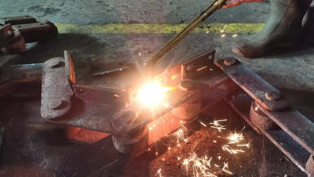 Iron cutting work at the factory