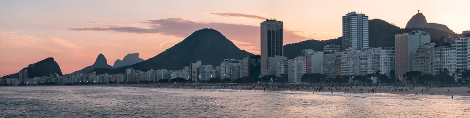 Crédence de cuisine en verre imprimé Copacabana, Rio de Janeiro, Brésil Golden Dusk Over Copacabana Beach with Rio Landmarks Silhouettes