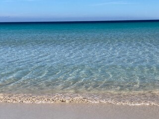 Fototapeta na wymiar Cobalt and turquoise Tyrrhenian Sea and sandy beach in Mondello Sicily 