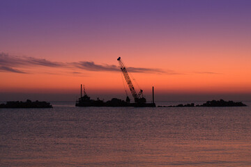 Obraz premium cranes at sunset