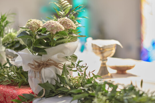 sfondo religioso con altare fiori e varie