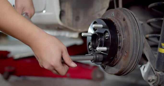 Install the nut onto the adapter wheel and tighten with a wrench.Tightens the wheel nuts with a wrench.