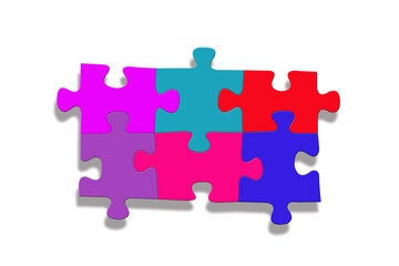 Bunte Puzzleteile vor weißem Hintergrund