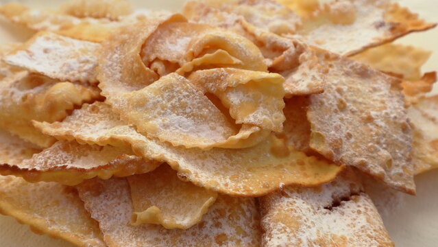 Chiacchere, frappe o bugie tipici  dolci del Carnevale. Croccanti e delicate sfoglie fritte e decorate con zucchero a velo.