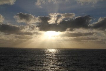Sonnenstrahlen durch massive Wolken