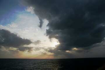Sonnenstrahlen durch massive Wolken