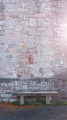 Banco de piedra junto a pared de piedra