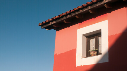 Marco blanco en ventana de casa rosa