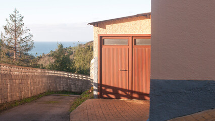 Puerta de garaje en zona rural - obrazy, fototapety, plakaty