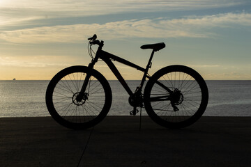 Fototapeta na wymiar Bicicleta en amanecer